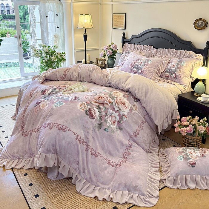 91家纺网 家纺一手货源 找家纺 宜凡家纺 2025新款牛奶绒5D数码大板印花床盖四件套 诺曼庄园 豆沙