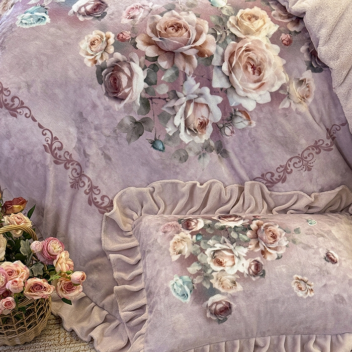 91家纺网 家纺一手货源 找家纺 宜凡家纺 2025新款牛奶绒5D数码大板印花床盖四件套 诺曼庄园 豆沙