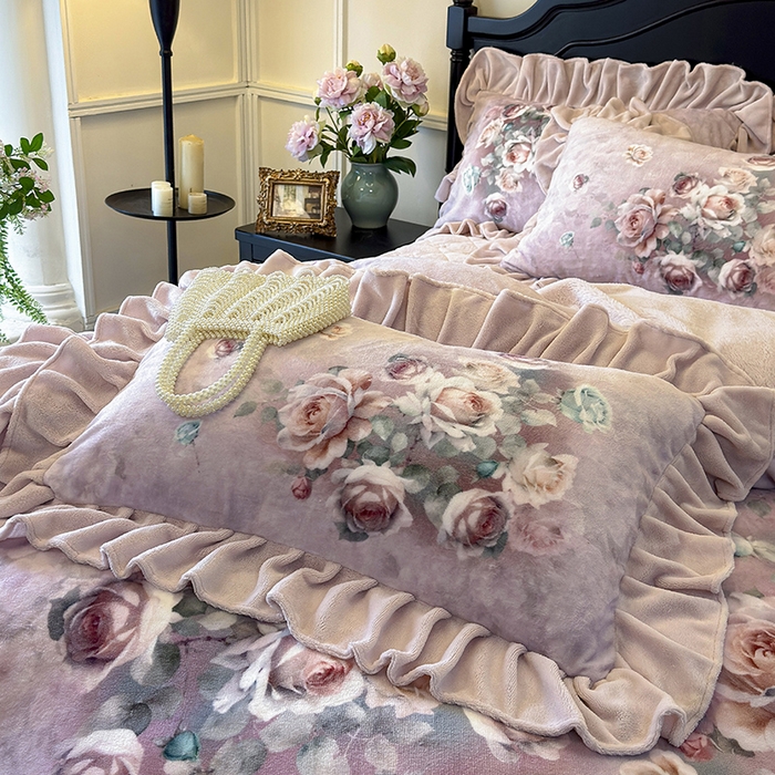 91家纺网 家纺一手货源 找家纺 宜凡家纺 2025新款牛奶绒5D数码大板印花床盖四件套 诺曼庄园 豆沙