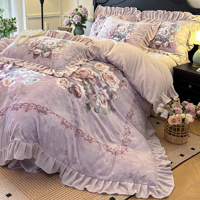 91家纺网 家纺一手货源 找家纺 宜凡家纺 2025新款牛奶绒5D数码大板印花床盖四件套 诺曼庄园 豆沙