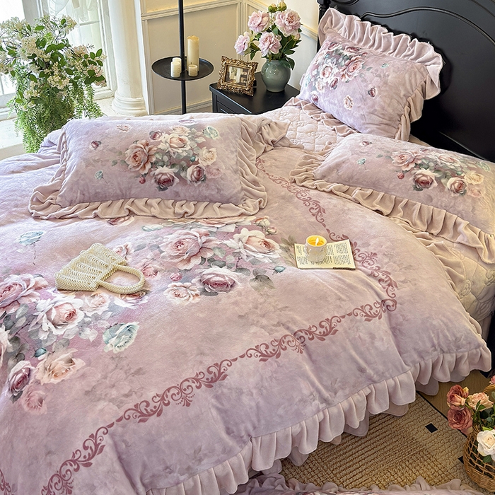 91家纺网 家纺一手货源 找家纺 宜凡家纺 2025新款牛奶绒5D数码大板印花床盖四件套 诺曼庄园 豆沙