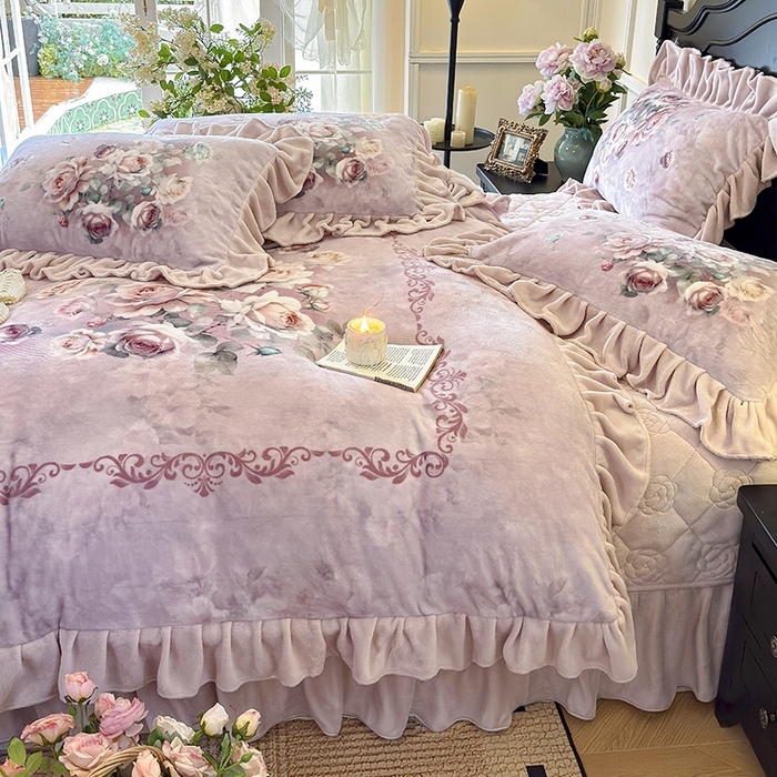 91家纺网 家纺一手货源 找家纺 宜凡家纺 2025新款牛奶绒5D数码大板印花床盖四件套 诺曼庄园 豆沙