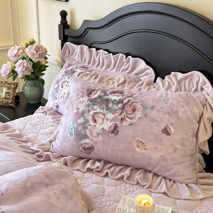 91家纺网 家纺一手货源 找家纺 宜凡家纺 2025新款牛奶绒5D数码大板印花床盖四件套 诺曼庄园 豆沙