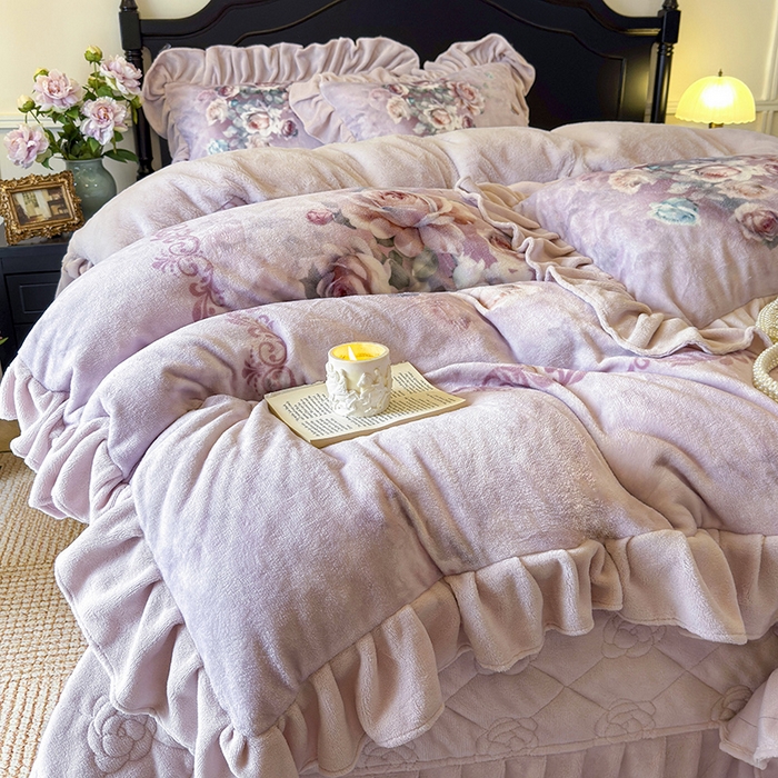 91家纺网 家纺一手货源 找家纺 宜凡家纺 2025新款牛奶绒5D数码大板印花床盖四件套 诺曼庄园 豆沙