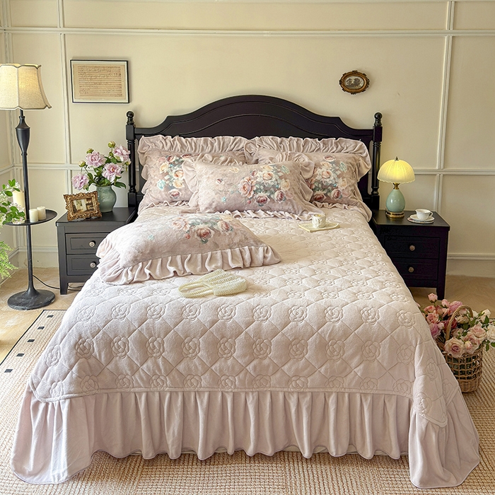 91家纺网 家纺一手货源 找家纺 宜凡家纺 2025新款牛奶绒5D数码大板印花床盖四件套 诺曼庄园 浅卡其