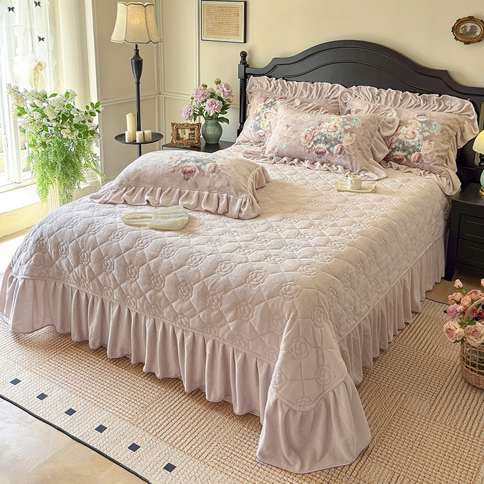 91家纺网 家纺一手货源 找家纺 宜凡家纺 2025新款牛奶绒5D数码大板印花床盖四件套 诺曼庄园 浅卡其