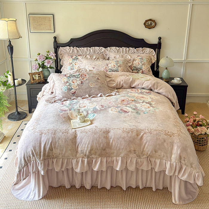 91家纺网 家纺一手货源 找家纺 宜凡家纺 2025新款牛奶绒5D数码大板印花床盖四件套 诺曼庄园 浅卡其