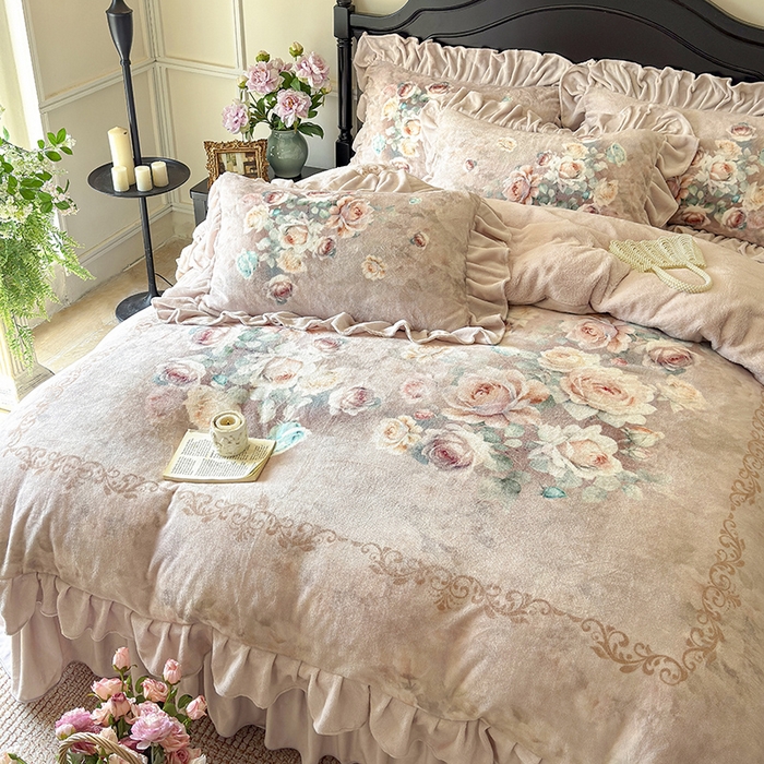 91家纺网 家纺一手货源 找家纺 宜凡家纺 2025新款牛奶绒5D数码大板印花床盖四件套 诺曼庄园 浅卡其