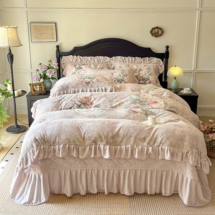 91家纺网 家纺一手货源 找家纺 宜凡家纺 2025新款牛奶绒5D数码大板印花床盖四件套 诺曼庄园 浅卡其