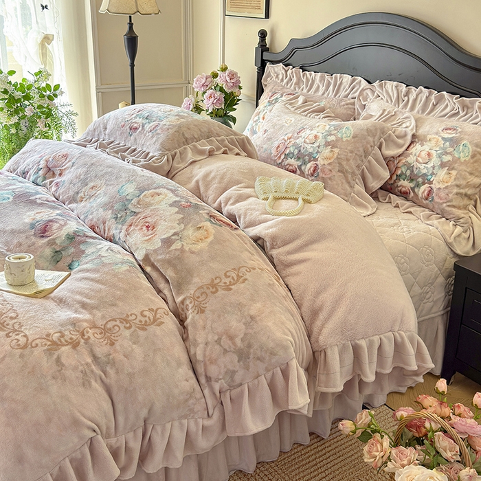 91家纺网 家纺一手货源 找家纺 宜凡家纺 2025新款牛奶绒5D数码大板印花床盖四件套 诺曼庄园 浅卡其