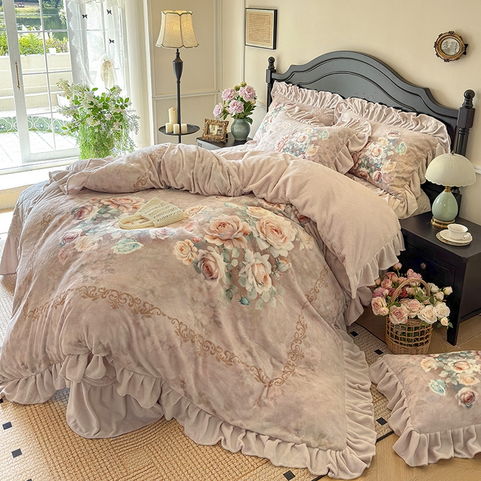 91家纺网 家纺一手货源 找家纺 宜凡家纺 2025新款牛奶绒5D数码大板印花床盖四件套 诺曼庄园 浅卡其