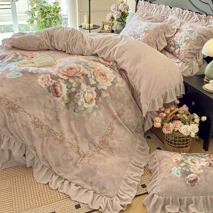 91家纺网 家纺一手货源 找家纺 宜凡家纺 2025新款牛奶绒5D数码大板印花床盖四件套 诺曼庄园 浅卡其