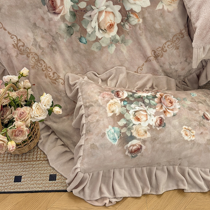 91家纺网 家纺一手货源 找家纺 宜凡家纺 2025新款牛奶绒5D数码大板印花床盖四件套 诺曼庄园 浅卡其