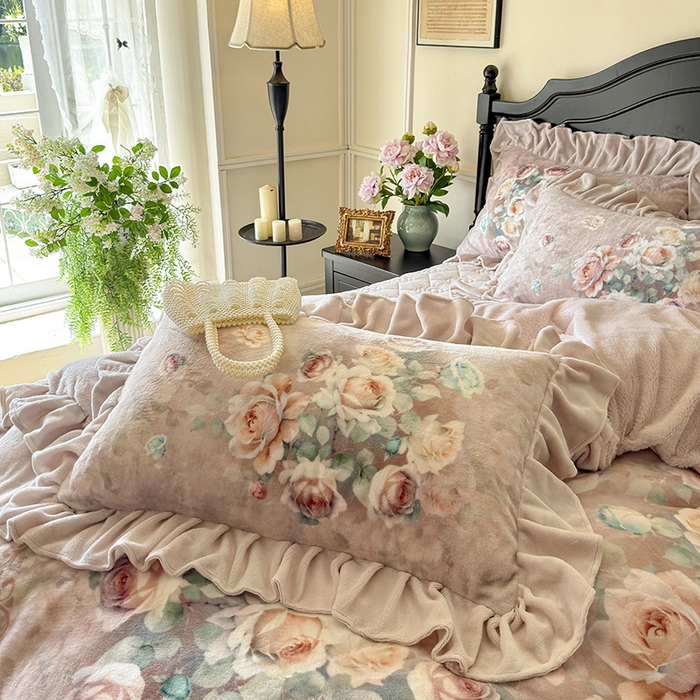 91家纺网 家纺一手货源 找家纺 宜凡家纺 2025新款牛奶绒5D数码大板印花床盖四件套 诺曼庄园 浅卡其