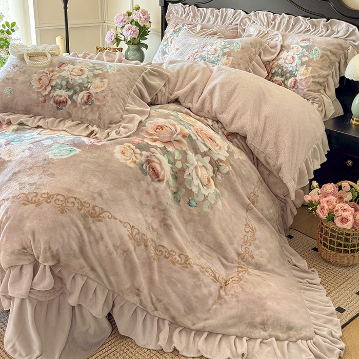 91家纺网 家纺一手货源 找家纺 宜凡家纺 2025新款牛奶绒5D数码大板印花床盖四件套 诺曼庄园 浅卡其