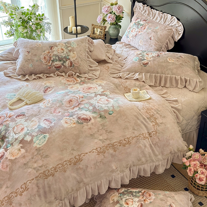 91家纺网 家纺一手货源 找家纺 宜凡家纺 2025新款牛奶绒5D数码大板印花床盖四件套 诺曼庄园 浅卡其