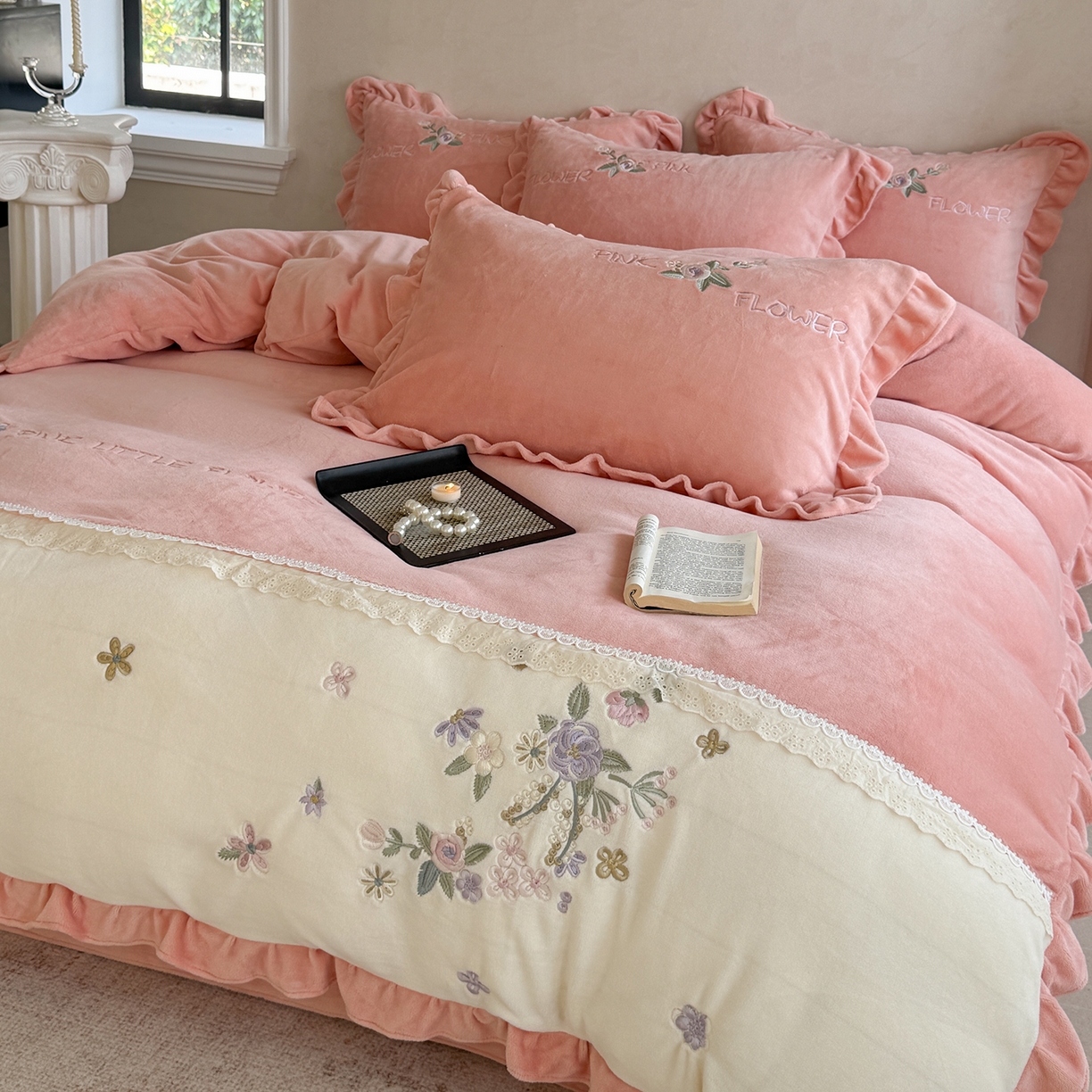 91家纺网 家纺一手货源 找家纺 可以家居  2025新款高克重全消光超细旦奶芙云绒四件套-玛利亚系列 粉豆沙