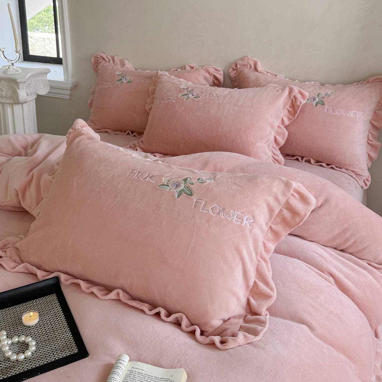 91家纺网 家纺一手货源 找家纺 可以家居  2025新款高克重全消光超细旦奶芙云绒四件套-玛利亚系列 粉豆沙