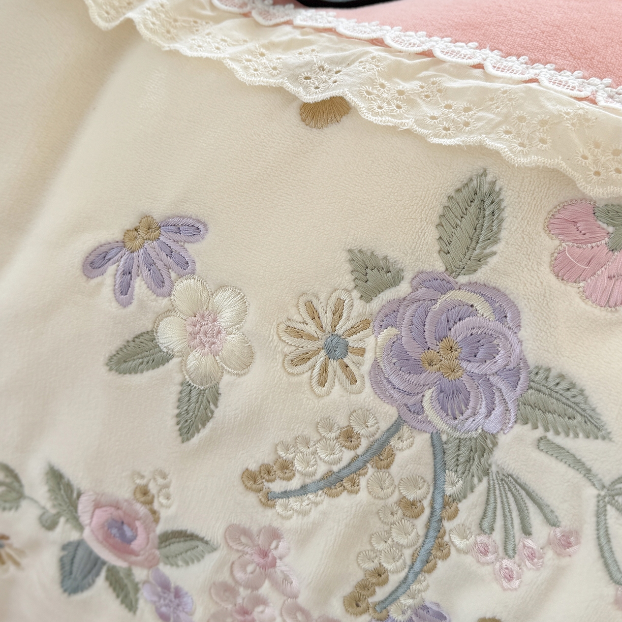 91家纺网 家纺一手货源 找家纺 可以家居  2025新款高克重全消光超细旦奶芙云绒四件套-玛利亚系列 粉豆沙