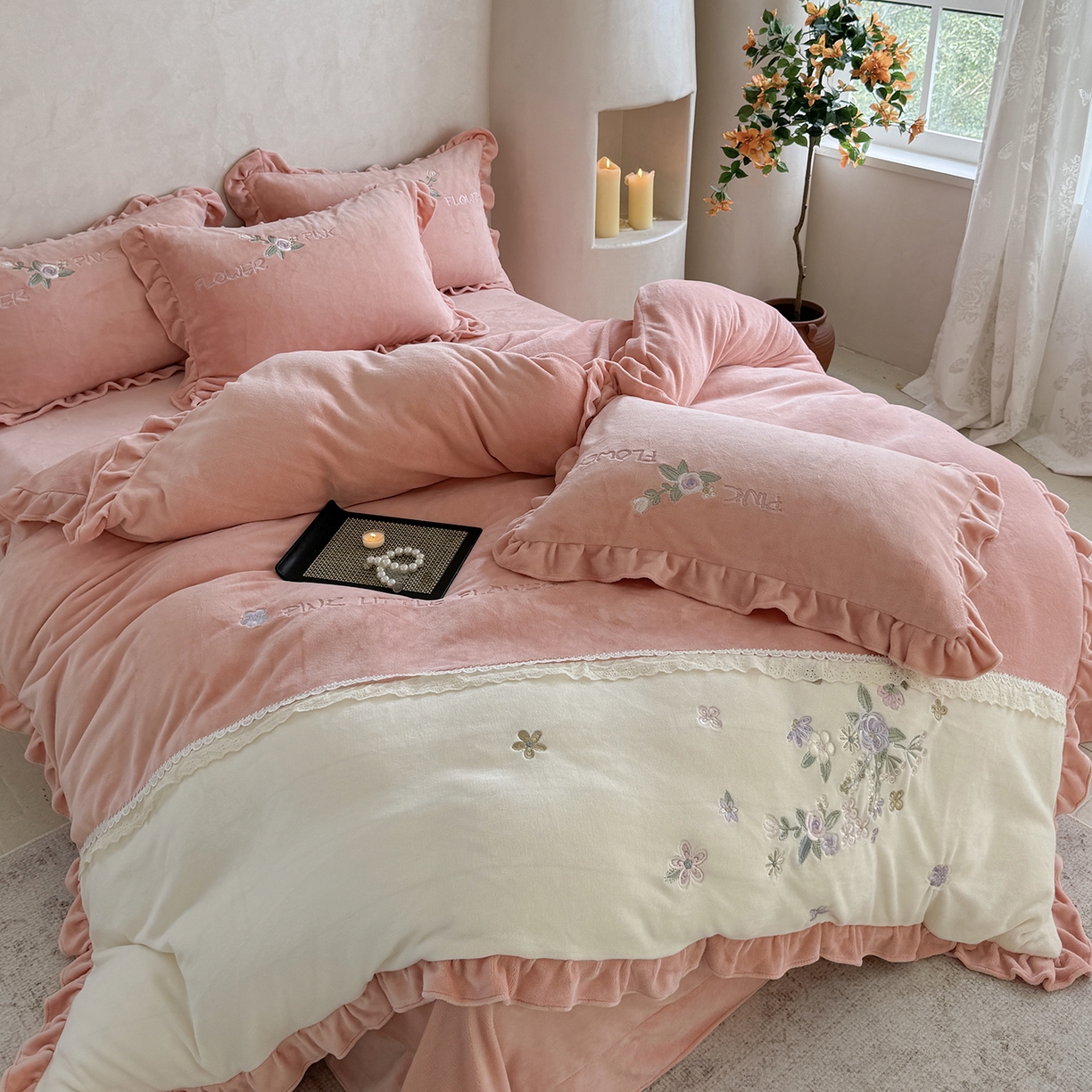 91家纺网 家纺一手货源 找家纺 可以家居  2025新款高克重全消光超细旦奶芙云绒四件套-玛利亚系列 粉豆沙