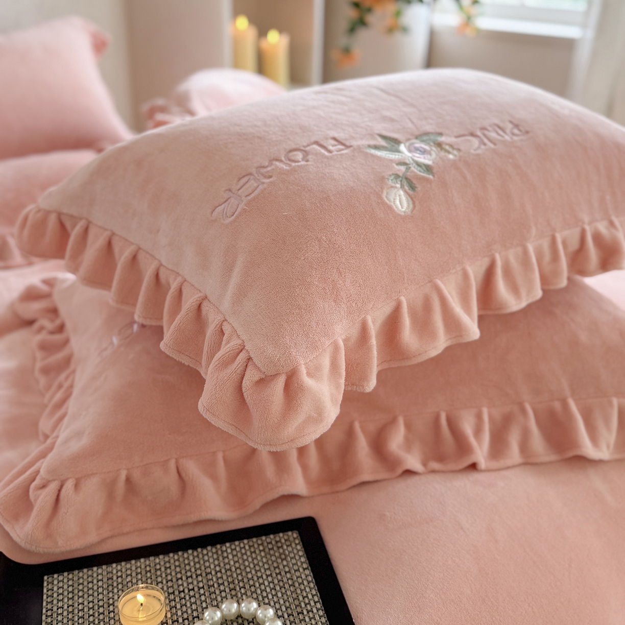 91家纺网 家纺一手货源 找家纺 可以家居  2025新款高克重全消光超细旦奶芙云绒四件套-玛利亚系列 粉豆沙