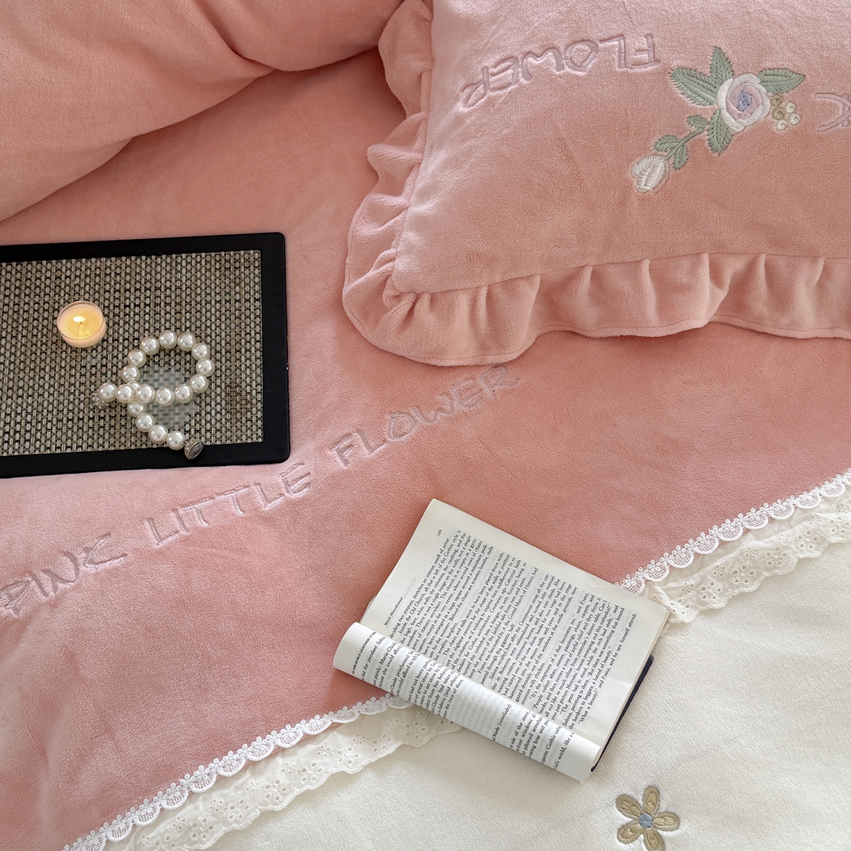 91家纺网 家纺一手货源 找家纺 可以家居  2025新款高克重全消光超细旦奶芙云绒四件套-玛利亚系列 粉豆沙