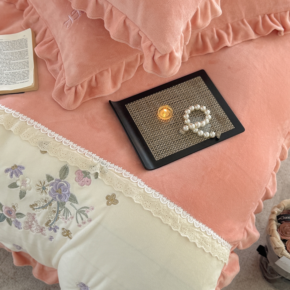 91家纺网 家纺一手货源 找家纺 可以家居  2025新款高克重全消光超细旦奶芙云绒四件套-玛利亚系列 粉豆沙