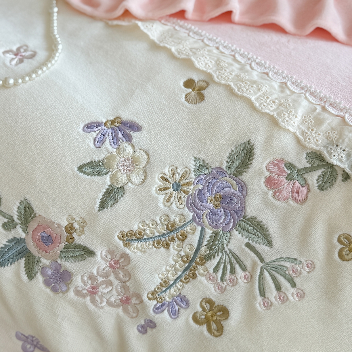 91家纺网 家纺一手货源 找家纺 可以家居  2025新款高克重全消光超细旦奶芙云绒四件套-玛利亚系列 贵族粉