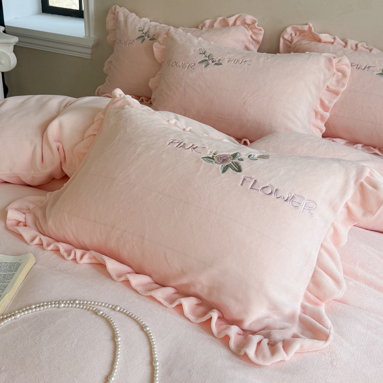 91家纺网 家纺一手货源 找家纺 可以家居  2025新款高克重全消光超细旦奶芙云绒四件套-玛利亚系列 贵族粉