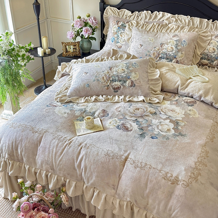 91家纺网 家纺一手货源 找家纺 宜凡家纺 2025新款牛奶绒5D数码大板印花床盖四件套 诺曼庄园 驼色