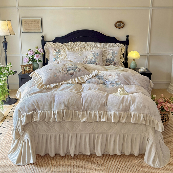 91家纺网 家纺一手货源 找家纺 宜凡家纺 2025新款牛奶绒5D数码大板印花床盖四件套 诺曼庄园 驼色