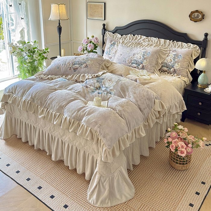 91家纺网 家纺一手货源 找家纺 宜凡家纺 2025新款牛奶绒5D数码大板印花床盖四件套 诺曼庄园 驼色