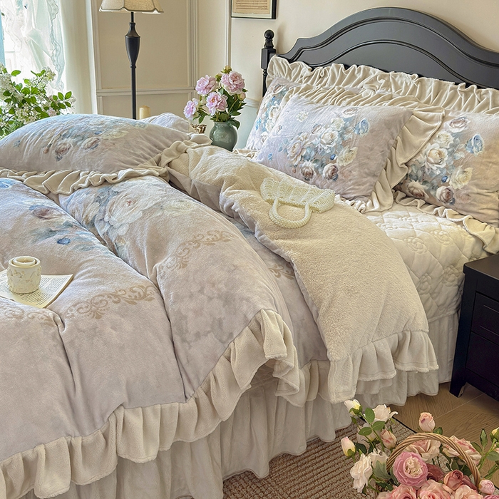 91家纺网 家纺一手货源 找家纺 宜凡家纺 2025新款牛奶绒5D数码大板印花床盖四件套 诺曼庄园 驼色