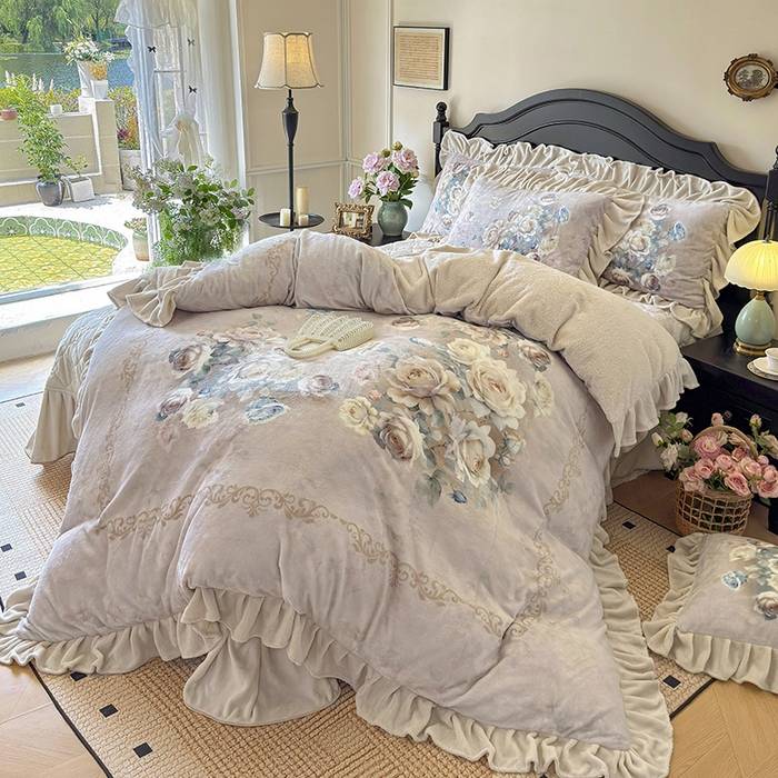 91家纺网 家纺一手货源 找家纺 宜凡家纺 2025新款牛奶绒5D数码大板印花床盖四件套 诺曼庄园 驼色