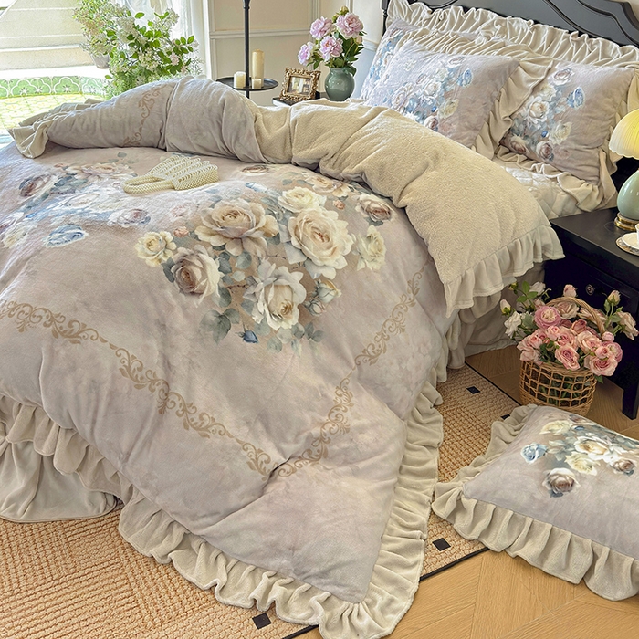 91家纺网 家纺一手货源 找家纺 宜凡家纺 2025新款牛奶绒5D数码大板印花床盖四件套 诺曼庄园 驼色