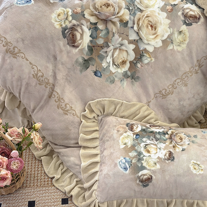 91家纺网 家纺一手货源 找家纺 宜凡家纺 2025新款牛奶绒5D数码大板印花床盖四件套 诺曼庄园 驼色