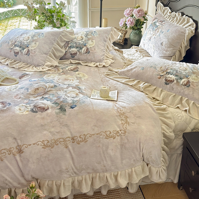 91家纺网 家纺一手货源 找家纺 宜凡家纺 2025新款牛奶绒5D数码大板印花床盖四件套 诺曼庄园 驼色