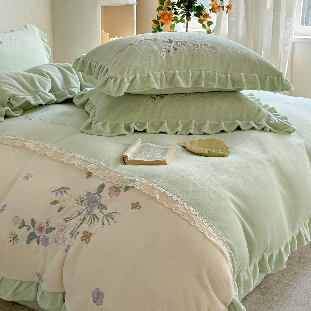 91家纺网 家纺一手货源 找家纺 可以家居  2025新款高克重全消光超细旦奶芙云绒四件套-玛利亚系列 新芽绿