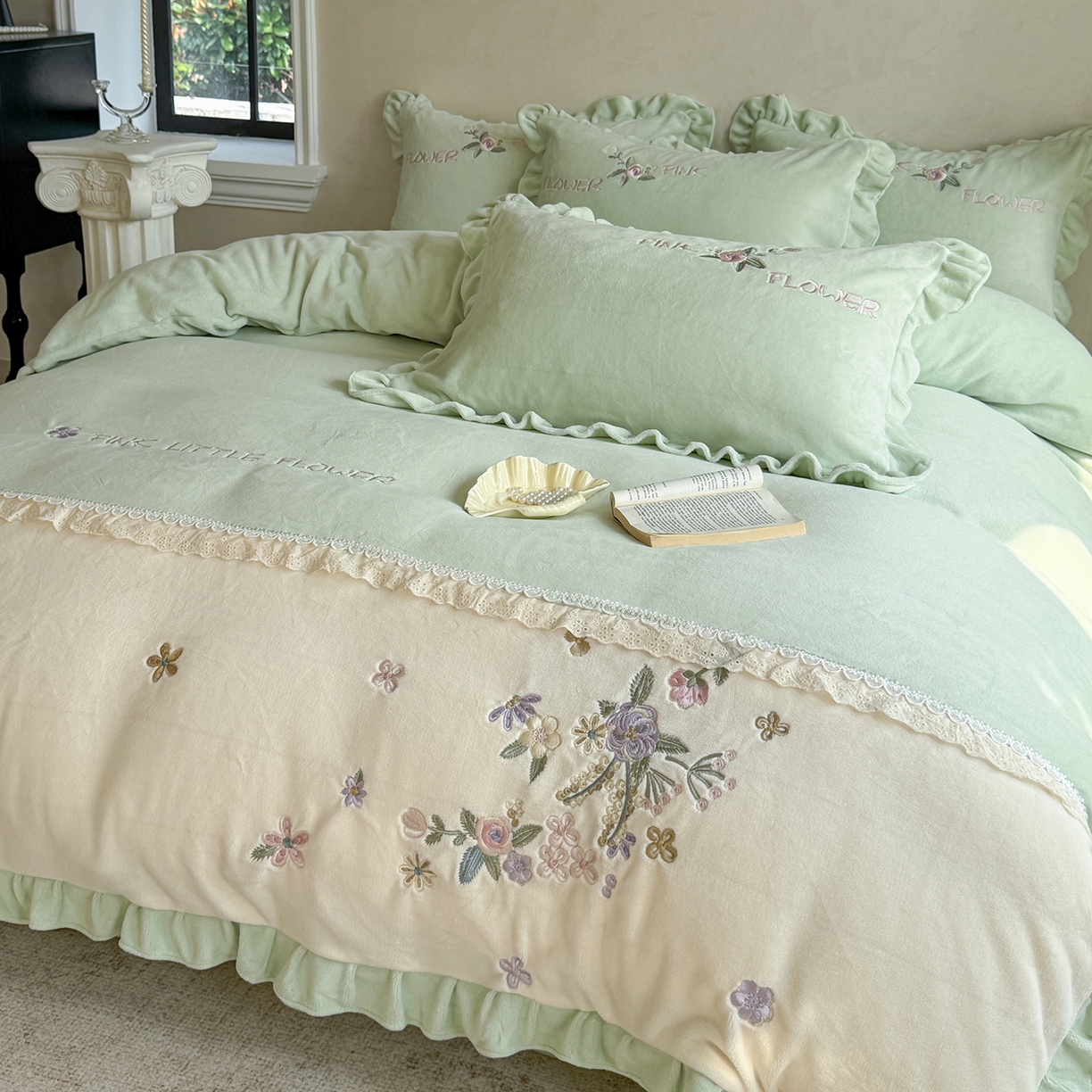 91家纺网 家纺一手货源 找家纺 可以家居  2025新款高克重全消光超细旦奶芙云绒四件套-玛利亚系列 新芽绿