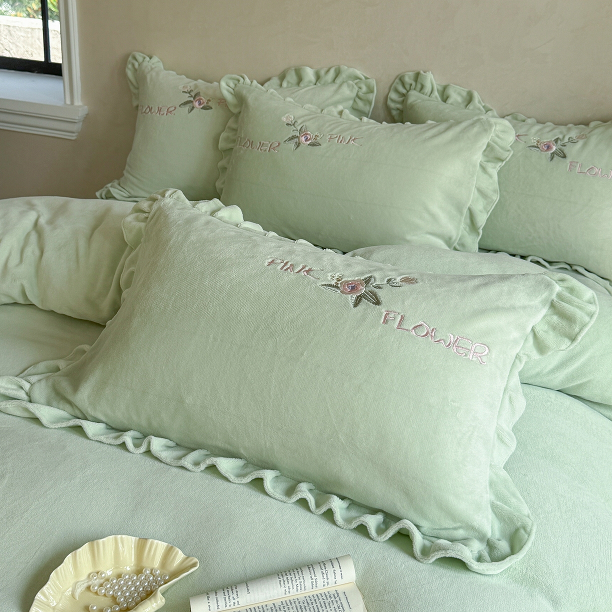 91家纺网 家纺一手货源 找家纺 可以家居  2025新款高克重全消光超细旦奶芙云绒四件套-玛利亚系列 新芽绿