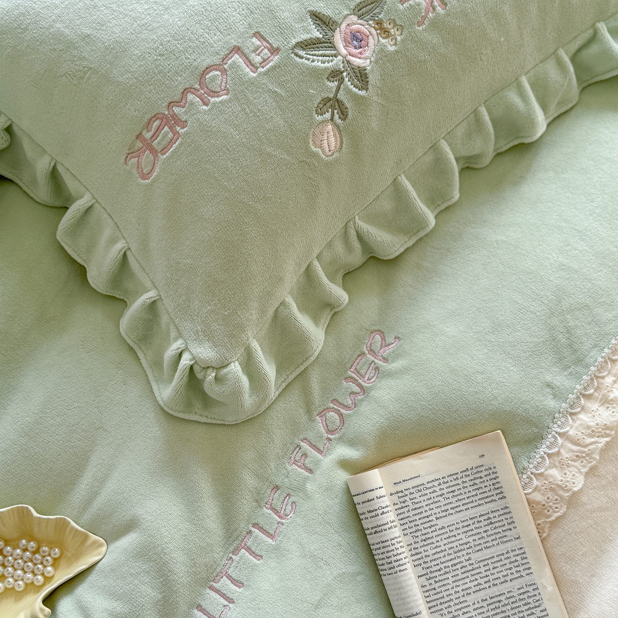 91家纺网 家纺一手货源 找家纺 可以家居  2025新款高克重全消光超细旦奶芙云绒四件套-玛利亚系列 新芽绿