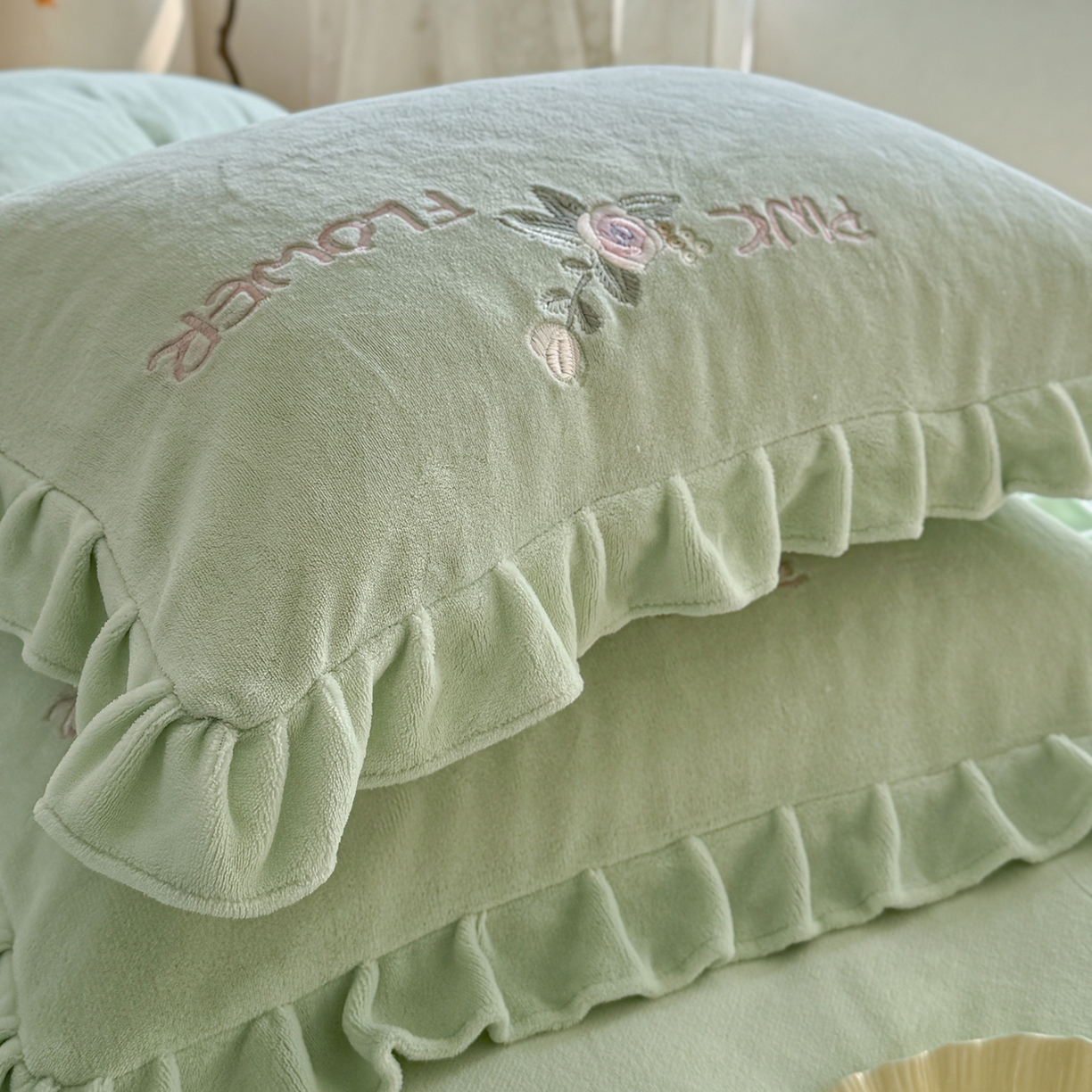 91家纺网 家纺一手货源 找家纺 可以家居  2025新款高克重全消光超细旦奶芙云绒四件套-玛利亚系列 新芽绿