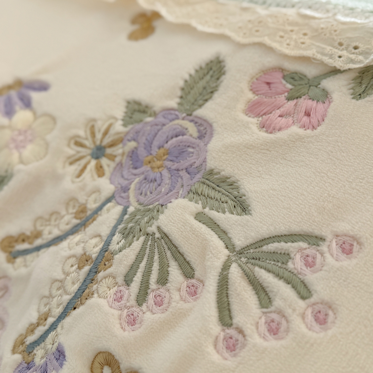 91家纺网 家纺一手货源 找家纺 可以家居  2025新款高克重全消光超细旦奶芙云绒四件套-玛利亚系列 新芽绿