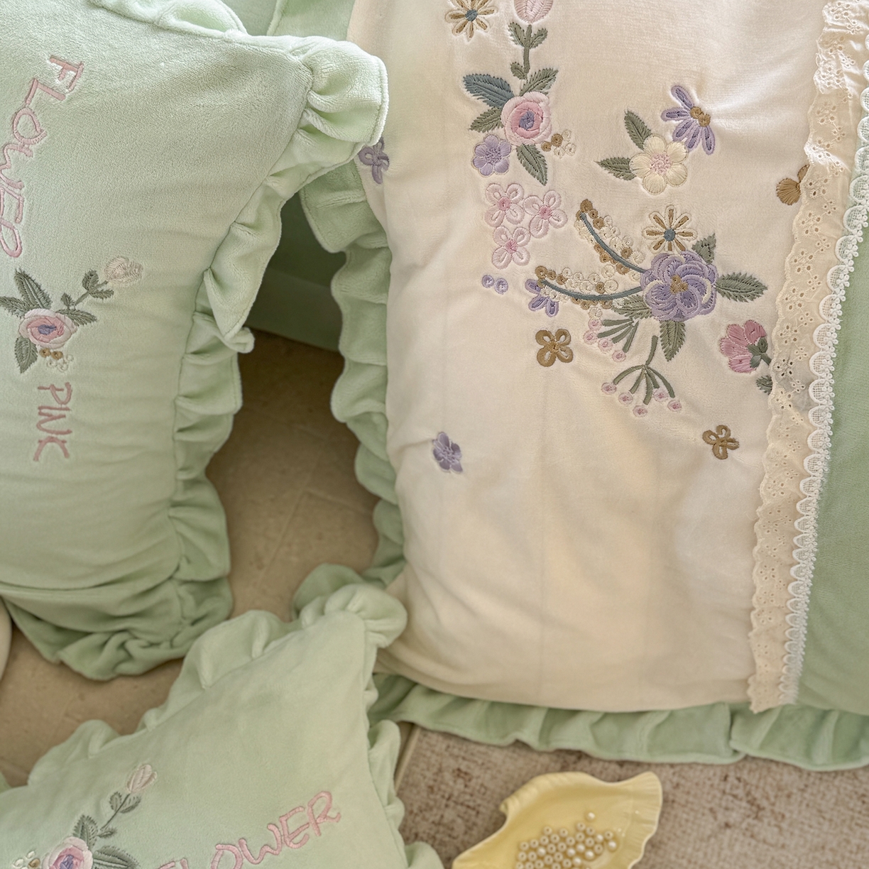 91家纺网 家纺一手货源 找家纺 可以家居  2025新款高克重全消光超细旦奶芙云绒四件套-玛利亚系列 新芽绿