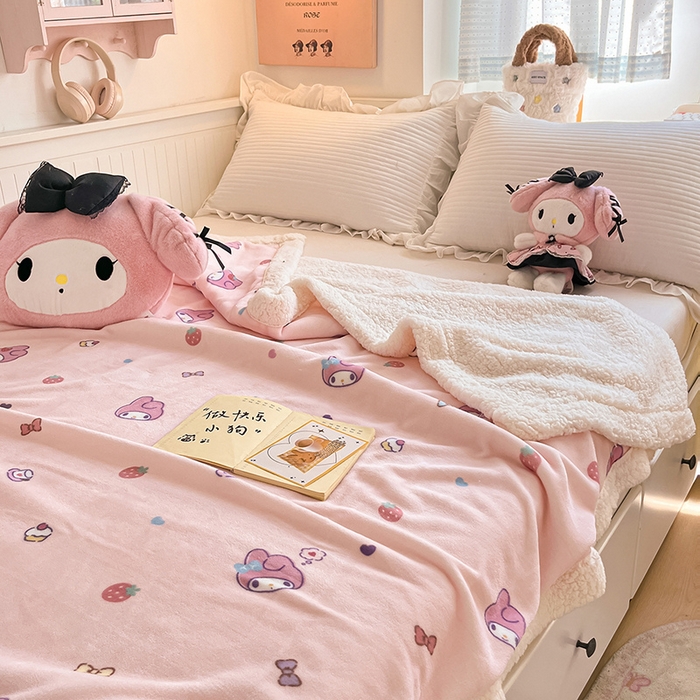 91家纺网 家纺一手货源 找家纺 葡萄家 2025新款A类三丽鸥正版授权少女可爱卡通加厚牛奶绒羊羔绒多功能四季毛毯毯子 绒毛毯-MT三丽鸥草莓美乐蒂