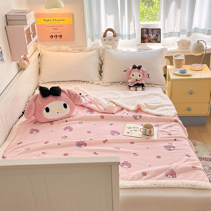 91家纺网 家纺一手货源 找家纺 葡萄家 2025新款A类三丽鸥正版授权少女可爱卡通加厚牛奶绒羊羔绒多功能四季毛毯毯子 绒毛毯-MT三丽鸥草莓美乐蒂