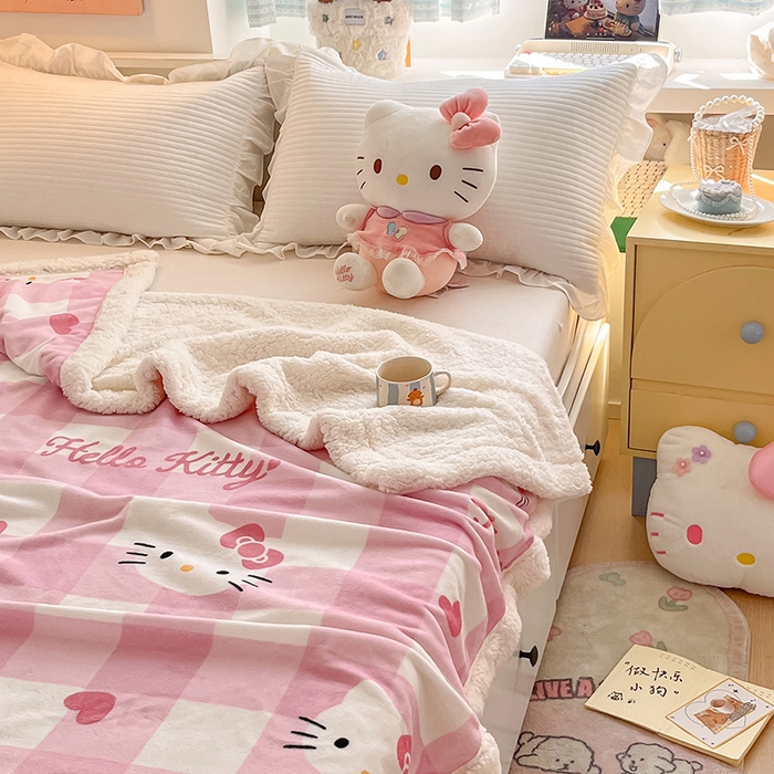 91家纺网 家纺一手货源 找家纺 葡萄家 2025新款A类三丽鸥正版授权少女可爱卡通加厚牛奶绒羊羔绒多功能四季毛毯毯子 绒毛毯-MT三丽鸥粉格爱心KT