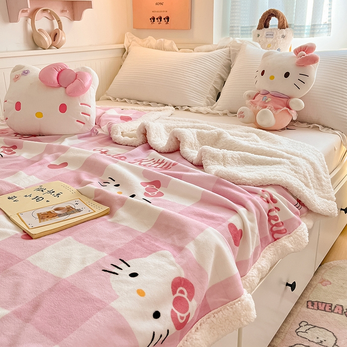 91家纺网 家纺一手货源 找家纺 葡萄家 2025新款A类三丽鸥正版授权少女可爱卡通加厚牛奶绒羊羔绒多功能四季毛毯毯子 绒毛毯-MT三丽鸥粉格爱心KT