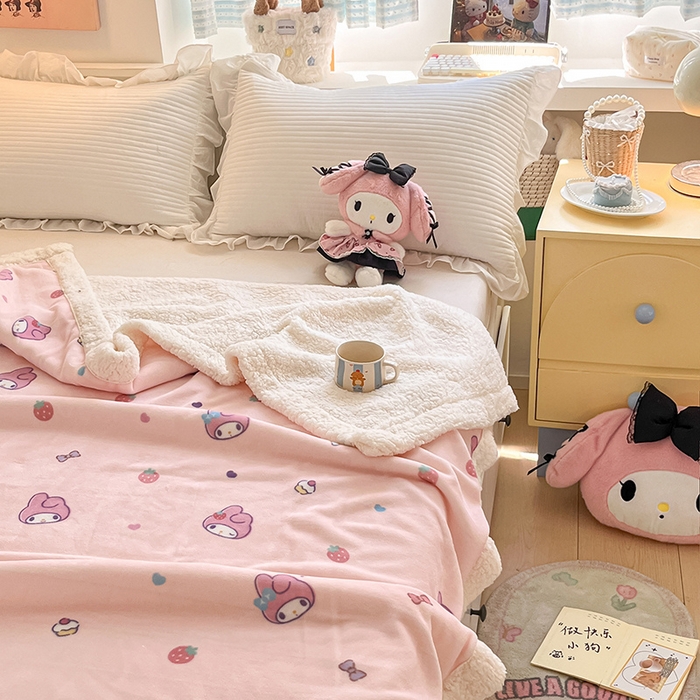 91家纺网 家纺一手货源 找家纺 葡萄家 2025新款A类三丽鸥正版授权少女可爱卡通加厚牛奶绒羊羔绒多功能四季毛毯毯子 绒毛毯-MT三丽鸥草莓美乐蒂