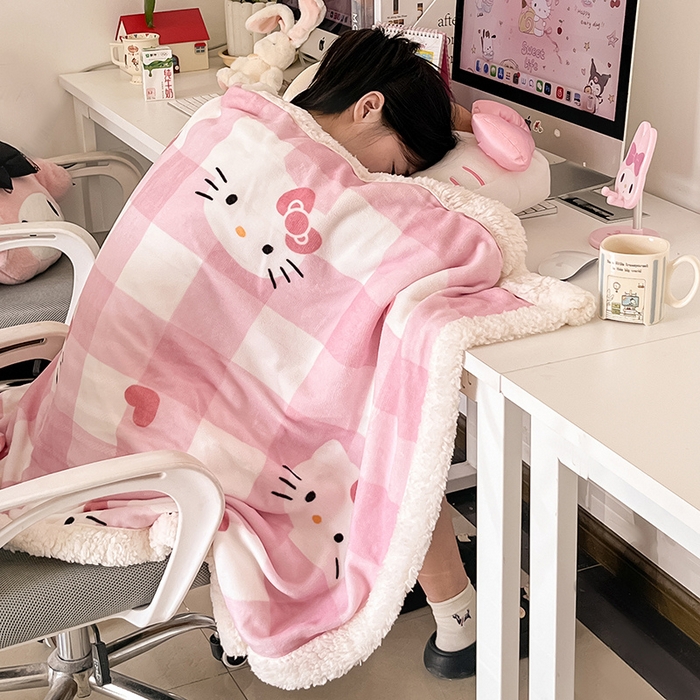 91家纺网 家纺一手货源 找家纺 葡萄家 2025新款A类三丽鸥正版授权少女可爱卡通加厚牛奶绒羊羔绒多功能四季毛毯毯子 绒毛毯-MT三丽鸥粉格爱心KT